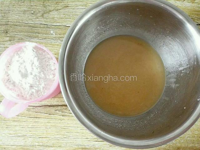 然后把枧水，花生油和蜂蜜倒入盆中，搅动匀颜色变浅一次倒入中筋面粉和奶粉。