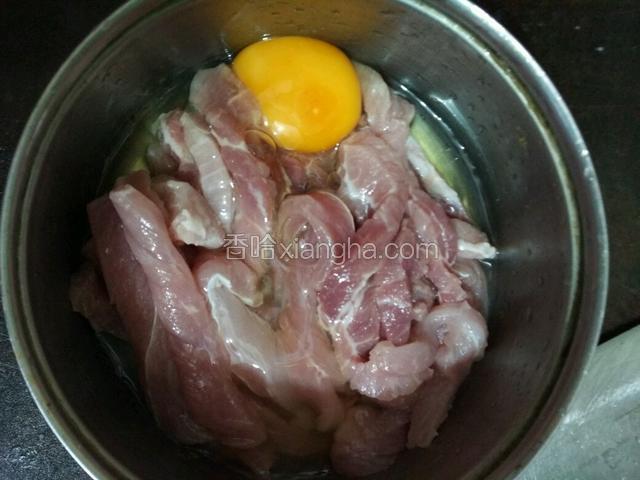 肉放碗里，磕入鸡蛋再加点盐用手抓均匀，腌十分钟