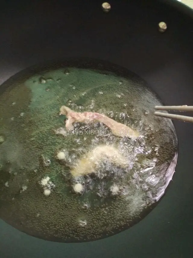 锅里放油要比平时炒菜多些，等油大概七成熟，再放肉进去炸，要一块块肉放哦
