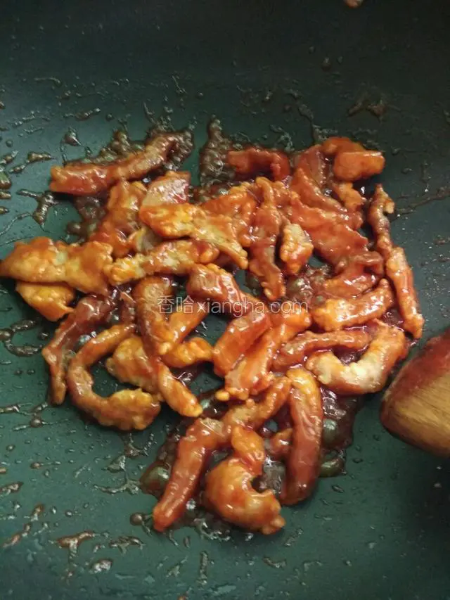 起泡泡放入炸好的肉，翻炒均匀至上色即可出锅