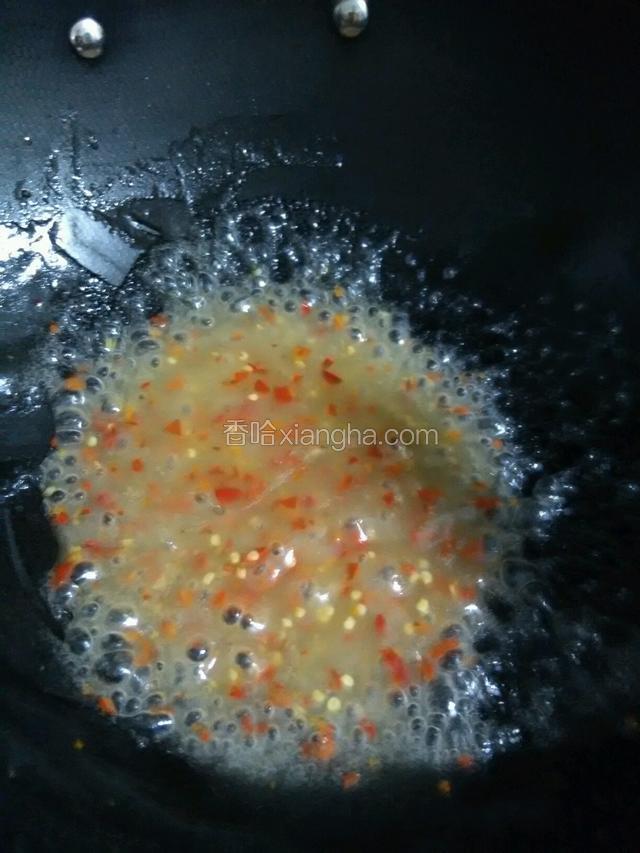烧至透明色，将炒好的汁浇在蒸好的夹芯香芋上，撒上葱花即可食用