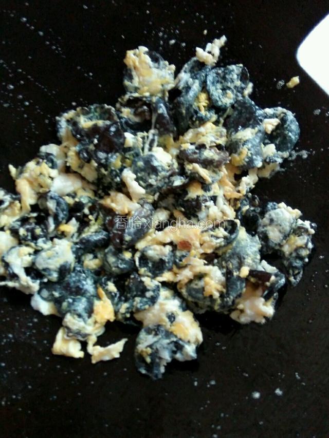 中小火，打两个鸡蛋下去，摊匀，不用等完全凝固，有点凝固就可以随意翻炒均匀了，使每个黑木耳都沾有鸡蛋