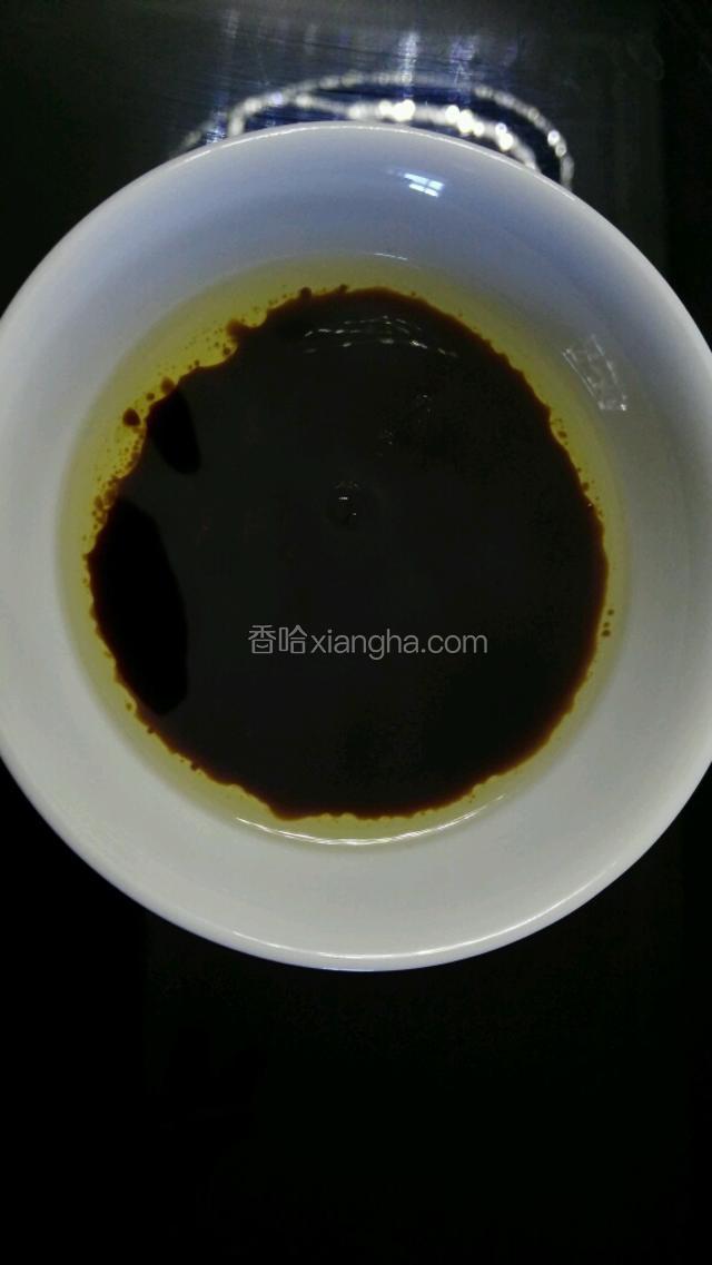 准备一空碗，倒入一茶匙盐、一茶匙糖、三勺生抽、一勺醋、一勺藤椒油、少量鸡精，搅拌均匀，备用