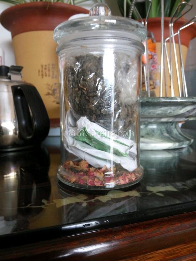 准备这样的一个罐子，里面放上主料和辅料。