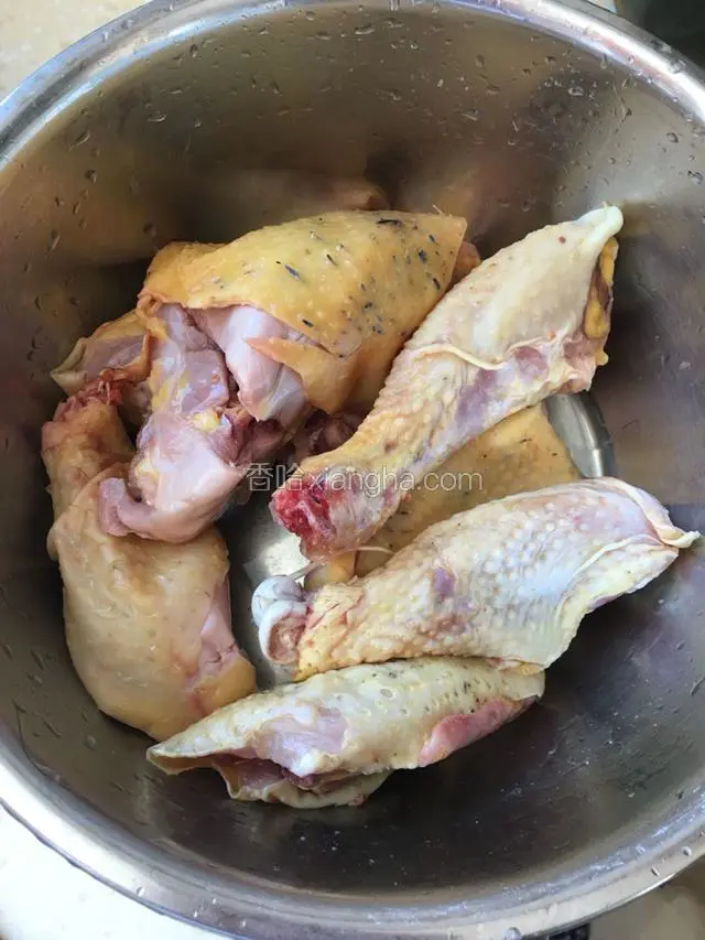准备柴鸡块备用。