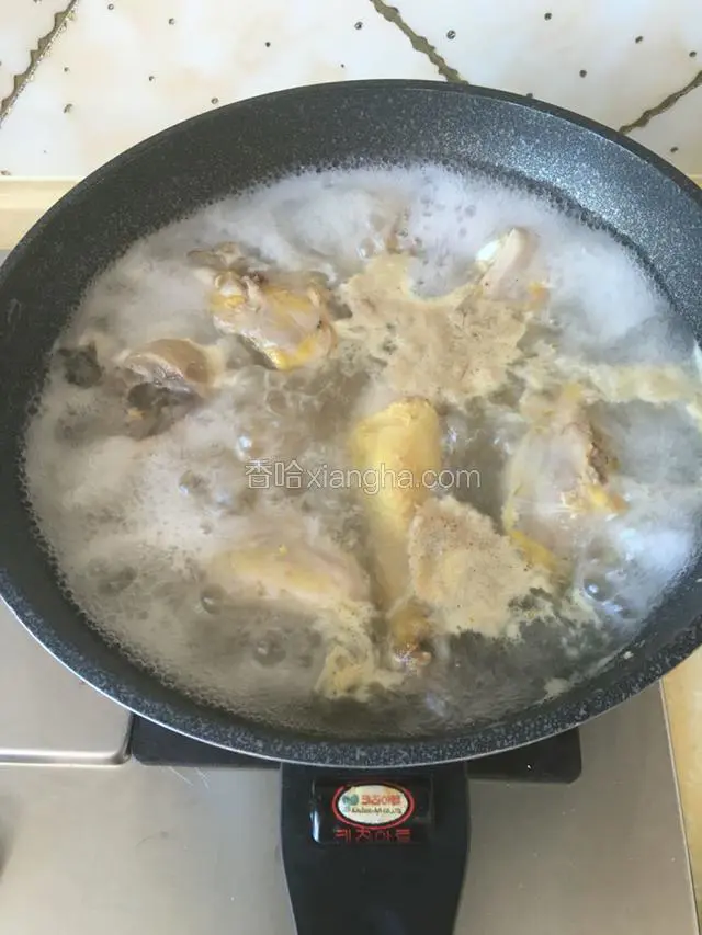 把鸡块放入锅中，倒入凉水大火烧开，转小火煮一会儿。