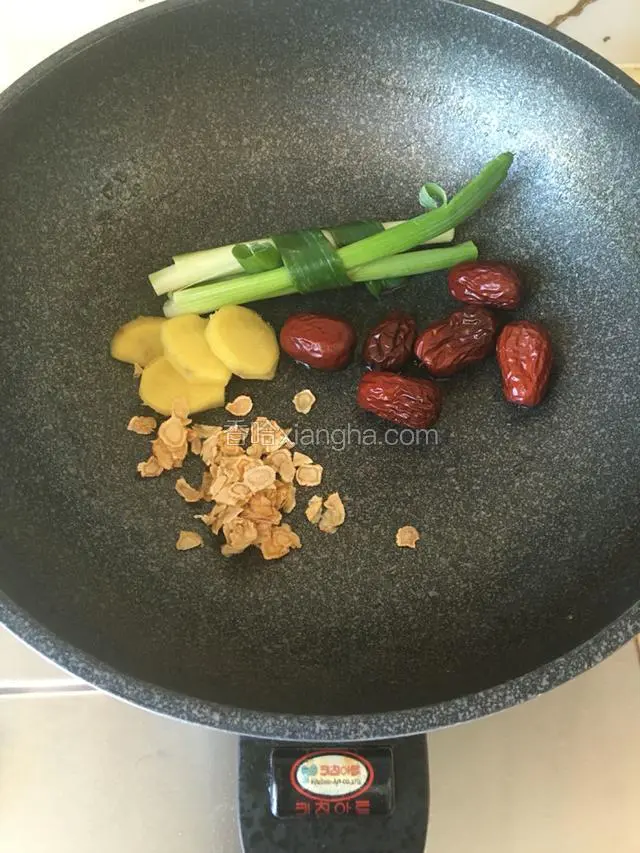 开始制作汤汁，把大葱，姜片，红枣，花旗参放入汤锅中。