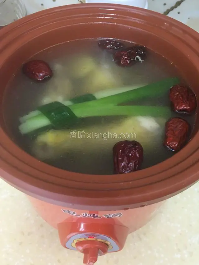 大火烧开纯煮十分钟，转小火慢慢炖煮。