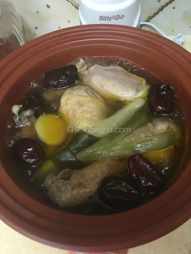 小火炖煮六个小时，打开盖放入精盐和味精调味。