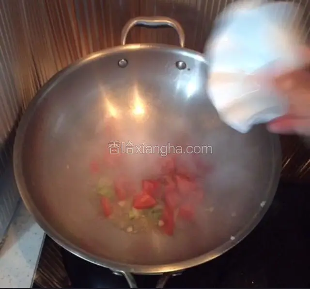 倒入番茄加盐炒至软烂