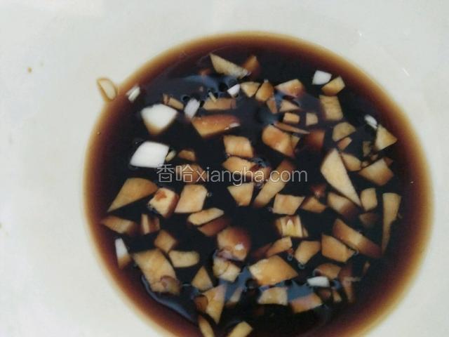 蒜切碎，酱油，料酒，醋，蚝油，盐放在一个碗里