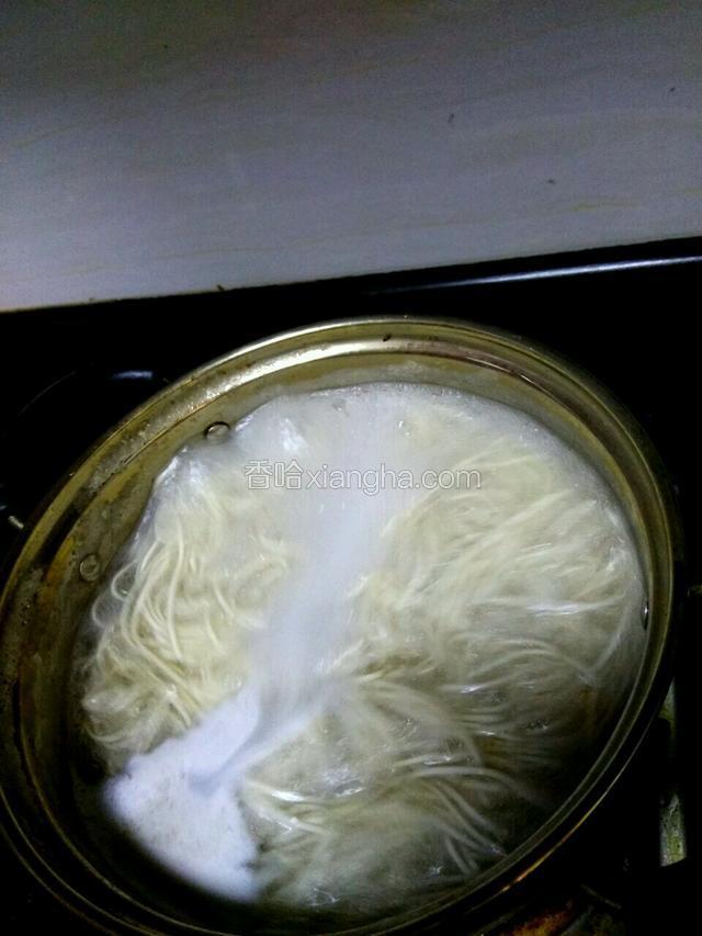 锅里加水把面煮熟