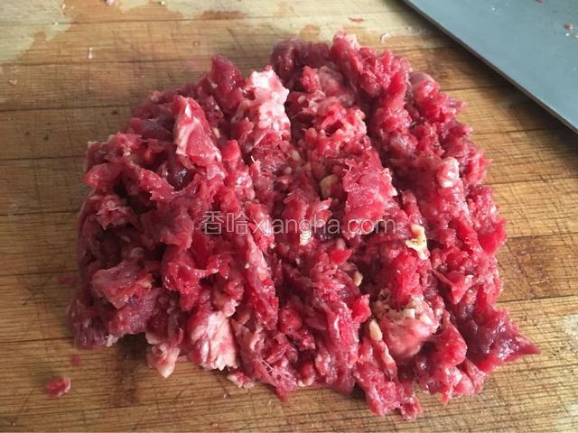 牛肉切成肉碎，放入黑胡椒、百里香和盐调味并均匀地混合在牛肉里；然后90G一个分拍成肉饼；