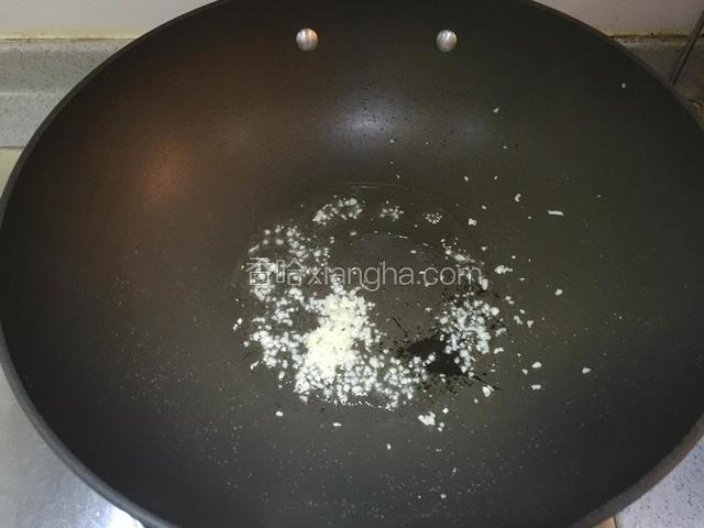锅里倒入少许色拉油烧热，加入蒜末爆香；