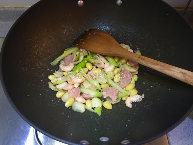 再将焯熟的食材放入翻炒均匀，出锅前加入少许盐和鸡精调味；