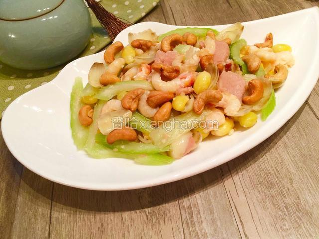 把食材码放入盘中，再撒上熟腰果点缀即成。一盘嫩滑爽口的营养菜就做好了！开吃！