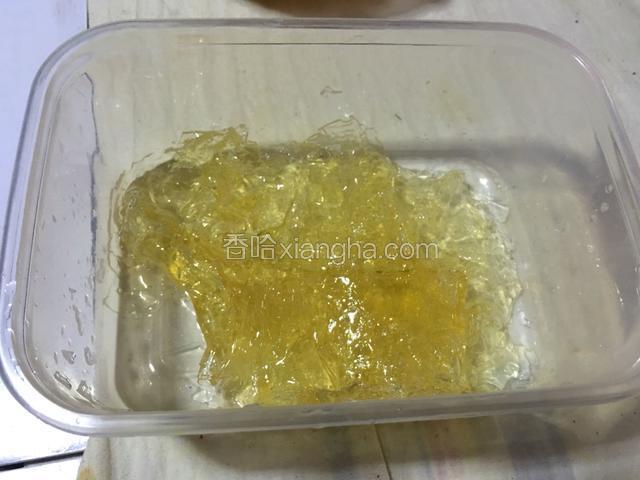 将吉利丁片用冰水泡软，用量要看品牌说明。