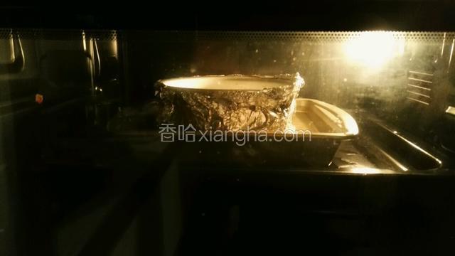 烤箱预热160℃，模具放入稍高的烤盘内（我用的是方型烤盘，它是家里最深的烤盘啦），烤盘里面放入热水，尽量超过芝士糊的1／2，水浴法烤1小时～