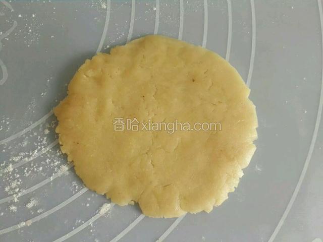 取其中一个面挤，手掌按压成皮，四周薄一些。