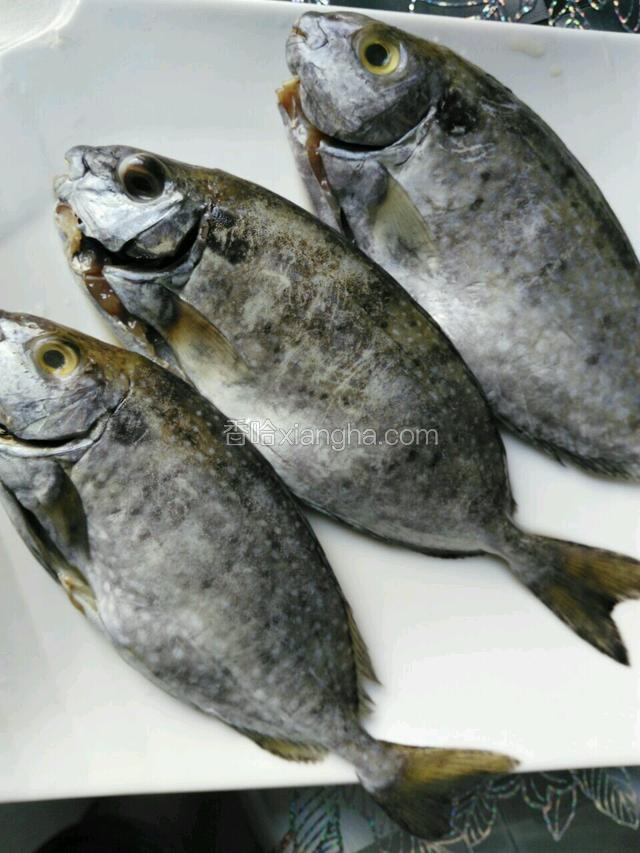 泥猛洗干净，两面抹盐，腌一下（洗跟抹盐时要注意不要被鱼鳍上的刺扎手了）
