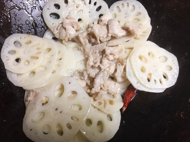 加入适量盐和鸡精调味，加入肉片；