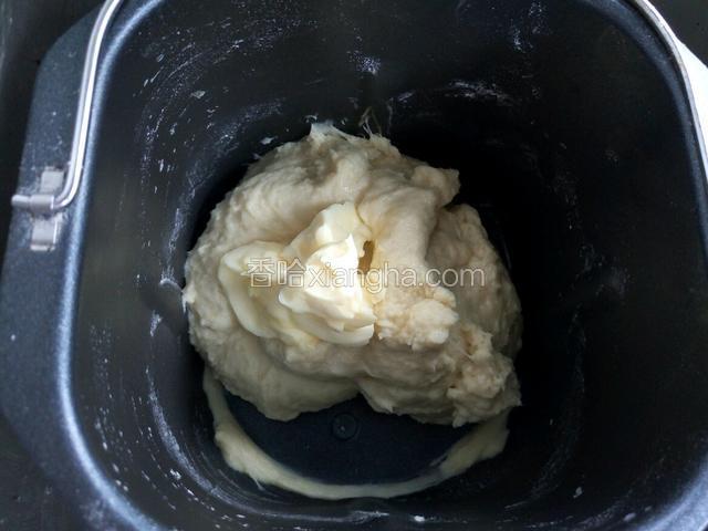 首先制作披萨饼底  材料按液体 糖盐 面粉酵母的顺序先后放入面包机 启动一个和面程序