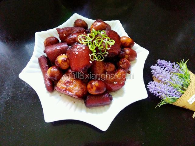 放适量葱丝卷点缀，撒上芝麻