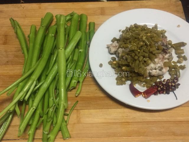 酸豆角用水冲洗下盐分后切丁，肉剁成末，空心菜去掉叶子只留杆，准备少许干花椒，干辣椒（可根据自己可接受的辣度调节，多加干辣椒，干花椒）