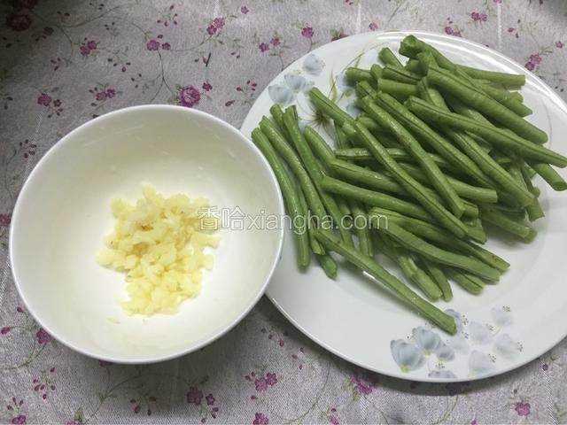 切好蒜头，豆角洗干净，用手掰成一节节