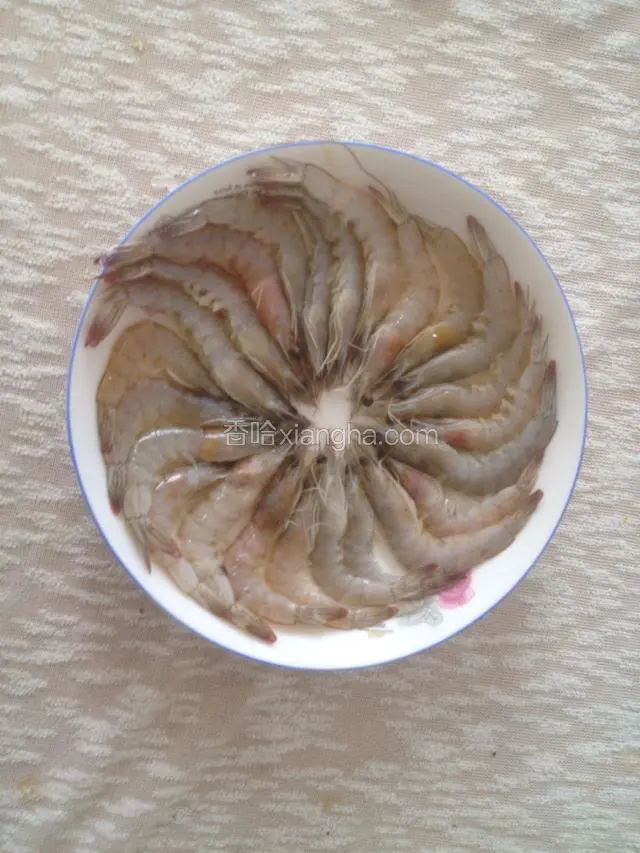 剪掉虾须冲洗干净待用