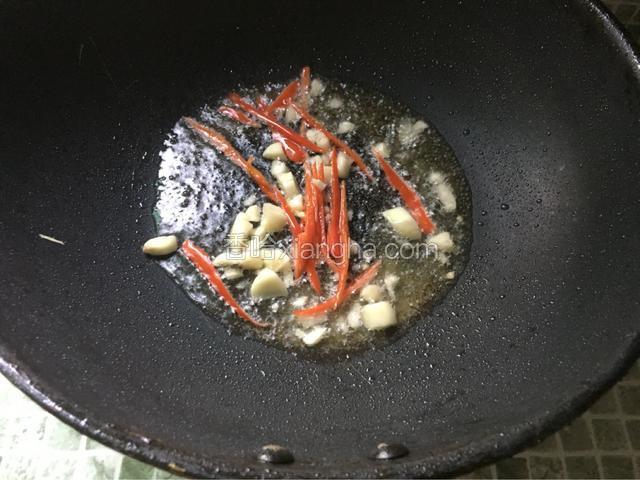 锅中放入适量油烧热后开小火把辣椒和蒜头去爆香