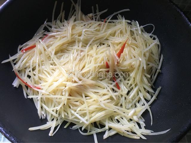 放入土豆丝