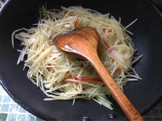 加入适量的盐翻炒2分钟