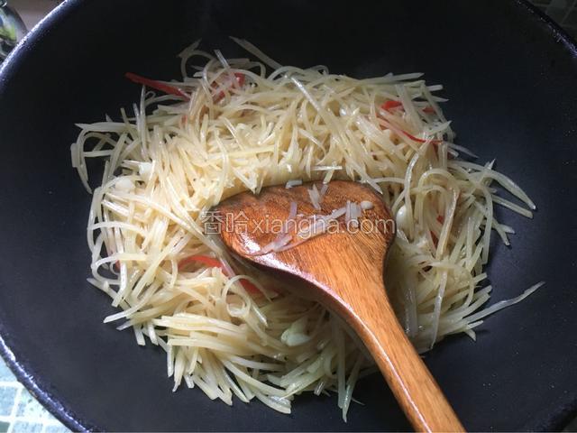 转大火炒滴几滴醋