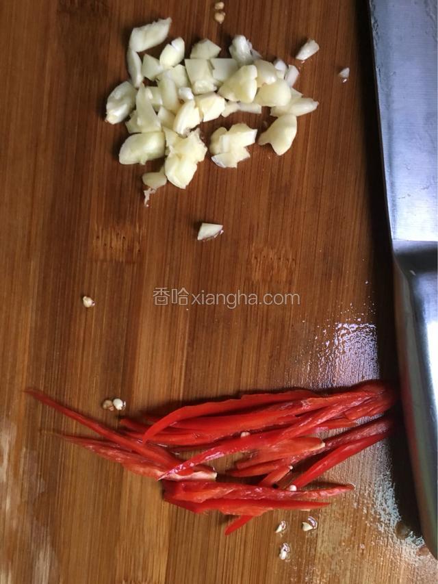 红辣椒去籽切丝，蒜头切碎