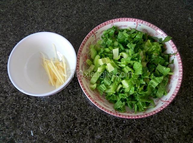 趁此空隙切姜丝，把芥菜洗净切碎，备好待用。