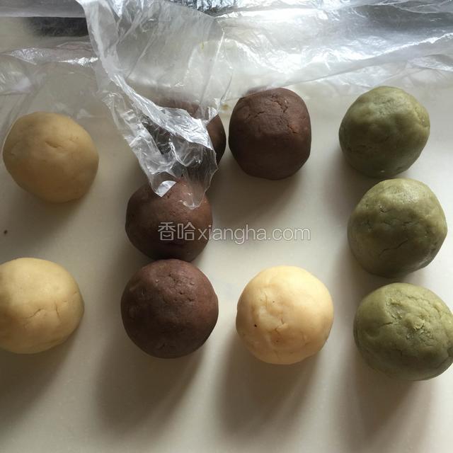 全部包好，揉圆，一定盖保鲜膜