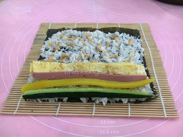 然后把准备好的食材从紫菜下端依次往上放