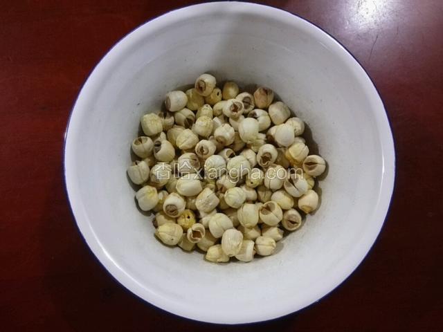 把干的莲子洗一下