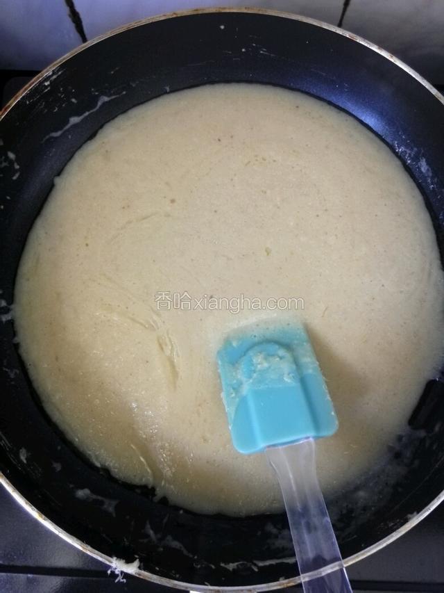 倒入锅中，分三次加入油，小火熬制