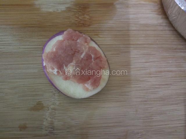 两片茄子之间夹肉碎