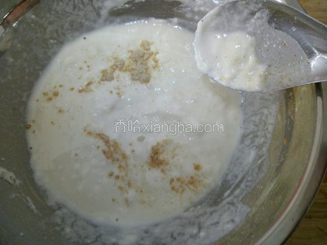 面粉加入适量盐胡椒粉搅拌均匀