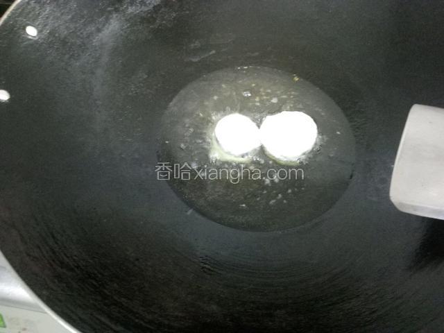 锅里放入适量油热开之后再放入茄盒