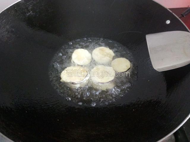 炸至两面金黄酥脆