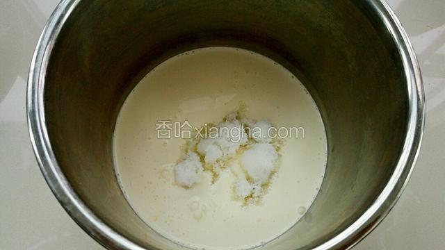 淡奶油中加入白砂糖。
