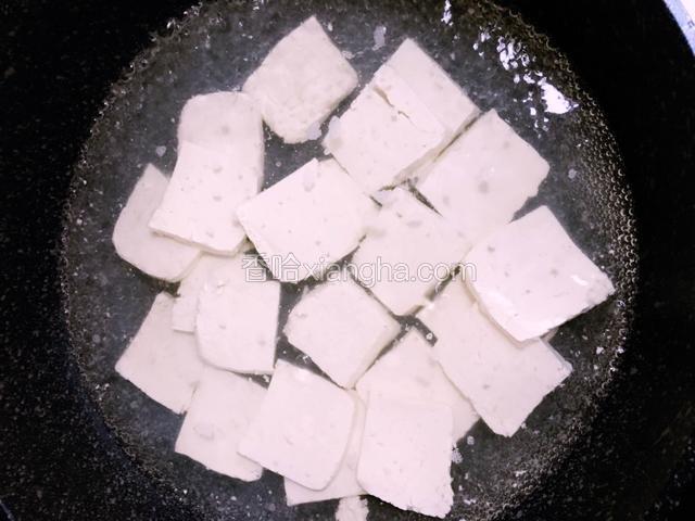 豆腐放入沸水中汆烫半分钟左右