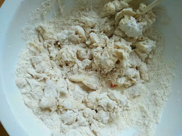 然后加入适量温水调成面穗