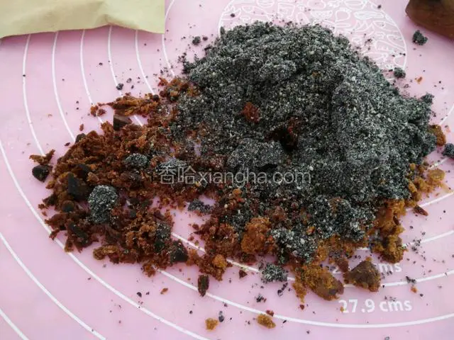 趁醒面的时候，我们把熟芝麻粉和黑糖拌匀。