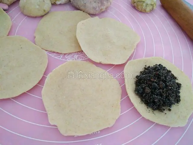 醒发好的面再次揉匀，然后下挤子擀皮包上，黑糖芝麻馅