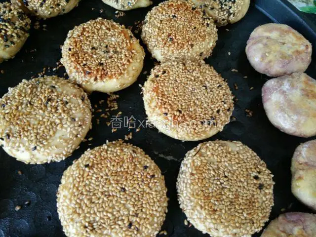 煎完芝麻面反个面，再煎另一面，这时把上火打开，盖盖子，2分钟就熟